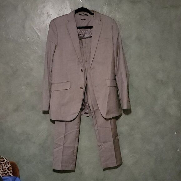 Perry Ellis slim fit men's suit - Picture 3 of 5